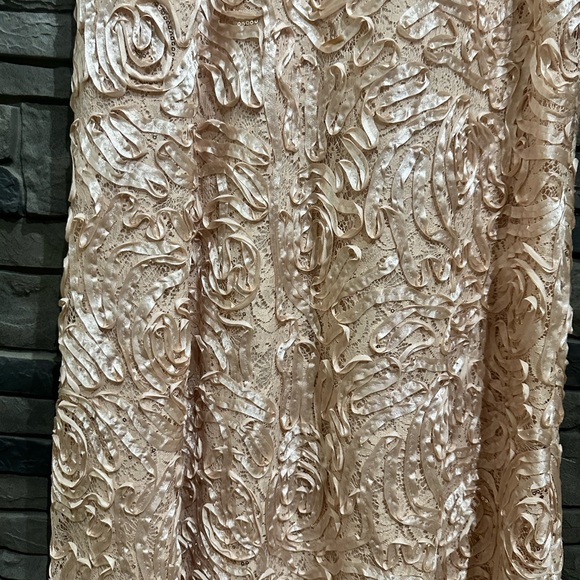 Elegant Cream Sleeveless Dress - Picture 4 of 6